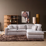 Hoekbank met chaise rechts, lichtgrijze bekleding en ruime zitkussens