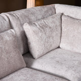 Hoekbank met chaise rechts, lichtgrijze stoffen bekleding en sierkussens