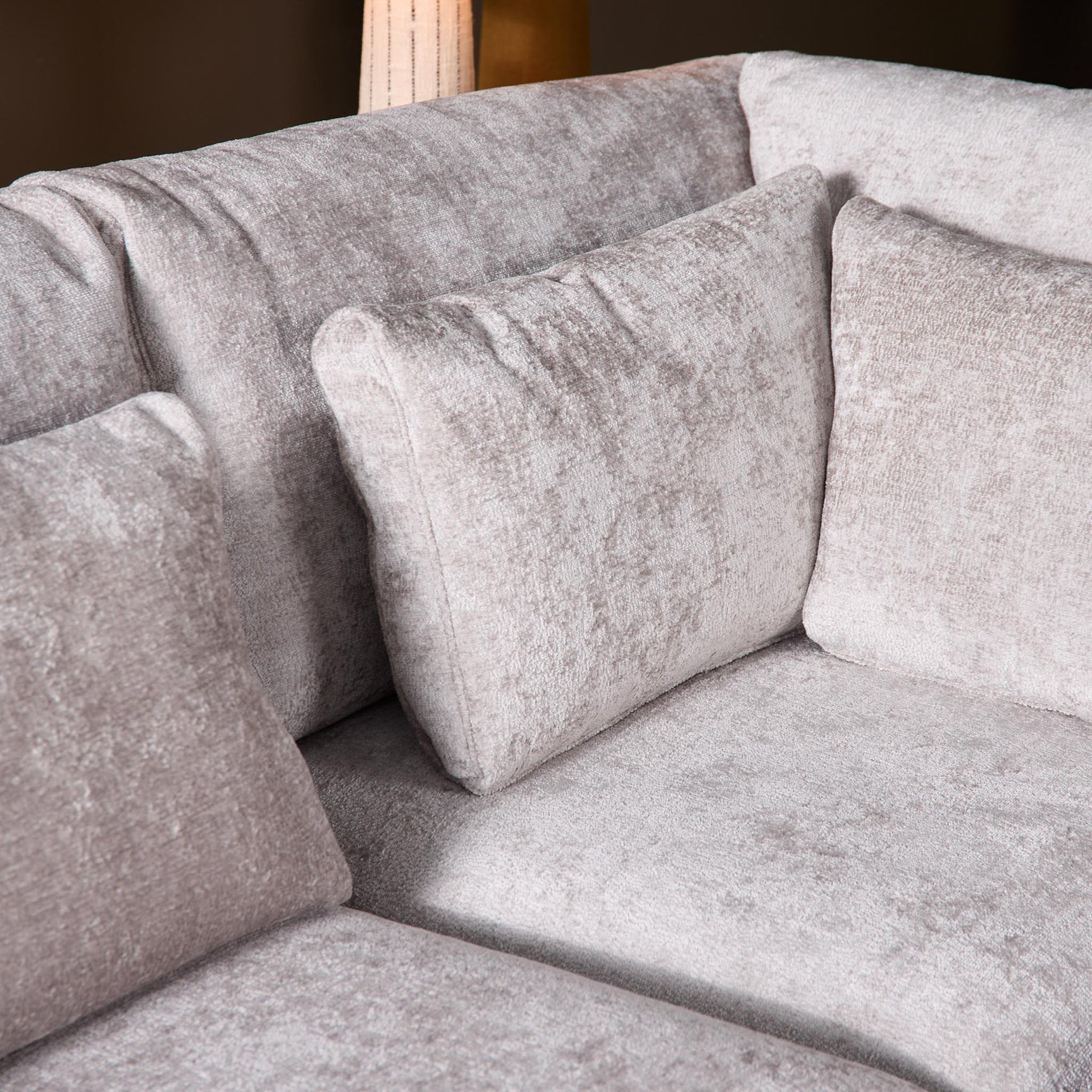 Hoekbank met chaise rechts, lichtgrijze stoffen bekleding en sierkussens