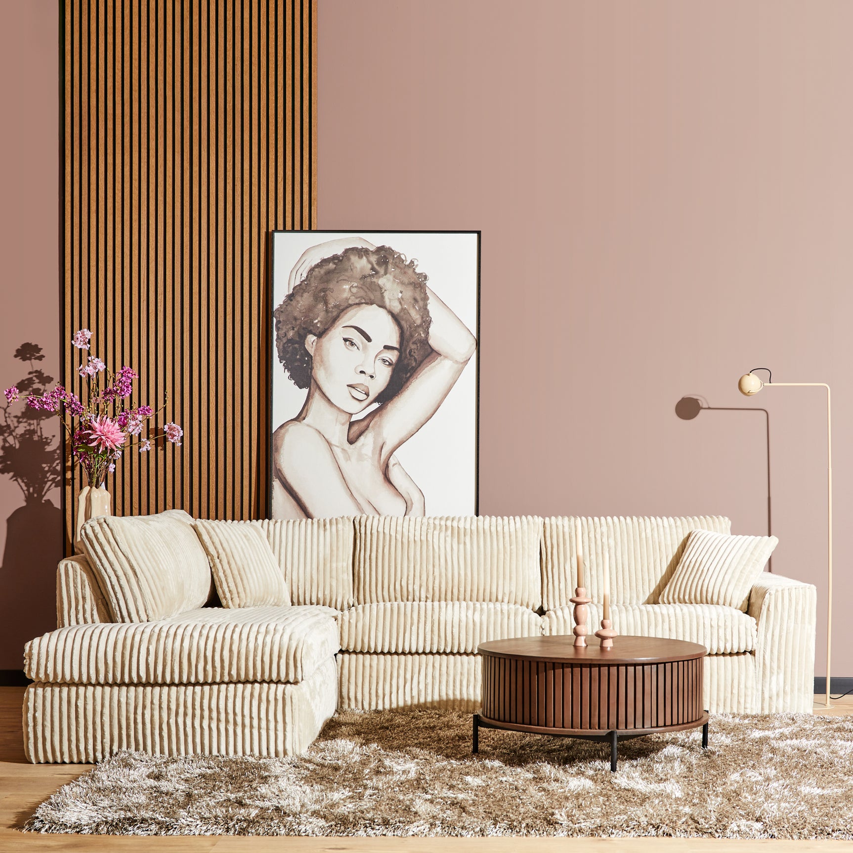 Beige Teddy bank met ribstructuur, armleuningen en meerdere sierkussens