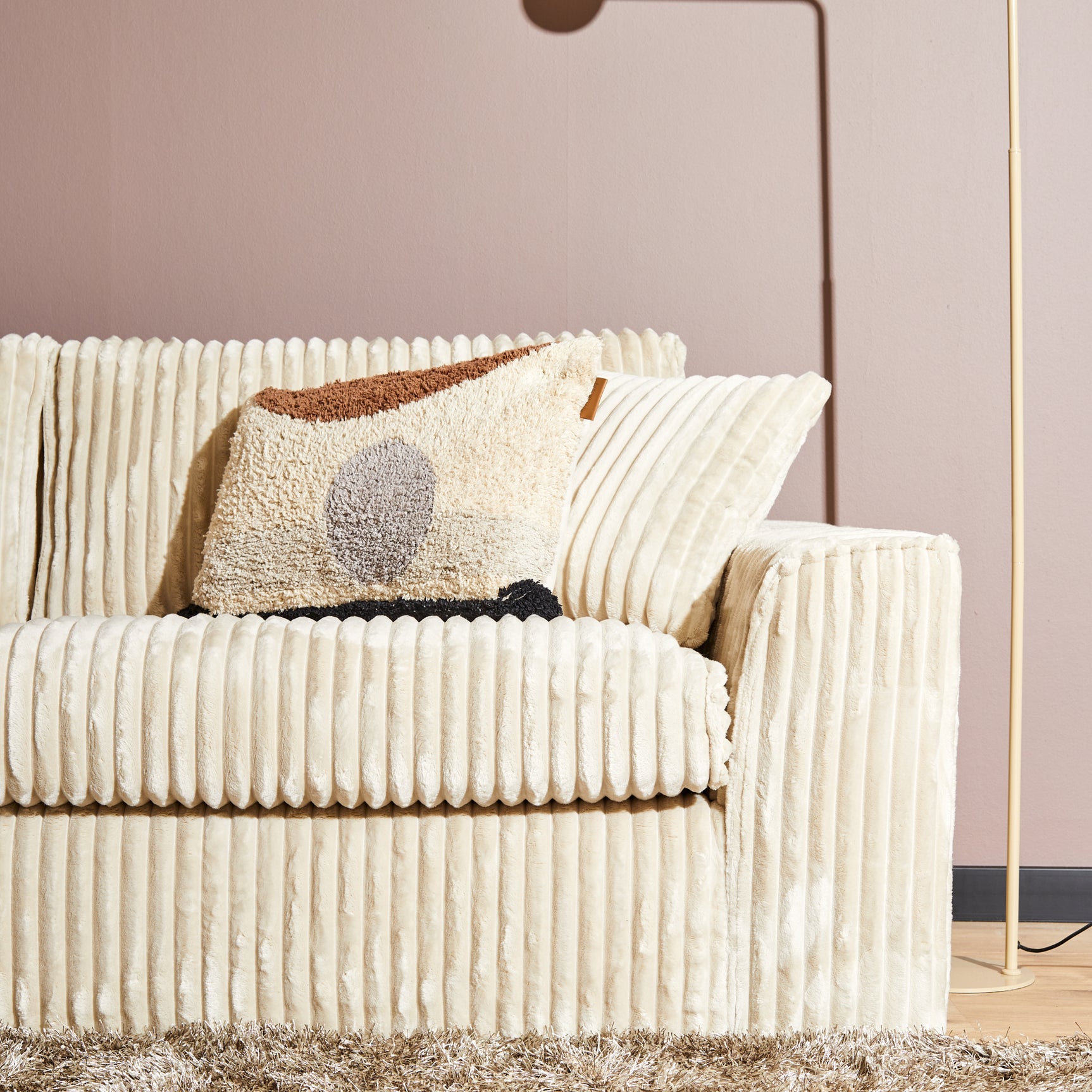 Beige Teddy bank met ribstructuur en sierkussen met beige en bruin detail
