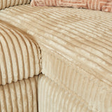 MySofa Teddy U-bank: close-up van beige geribde bekleding met sierkussen