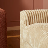 Beige teddy bankarm met ribstructuur, afgeronde hoek en zachte bekleding