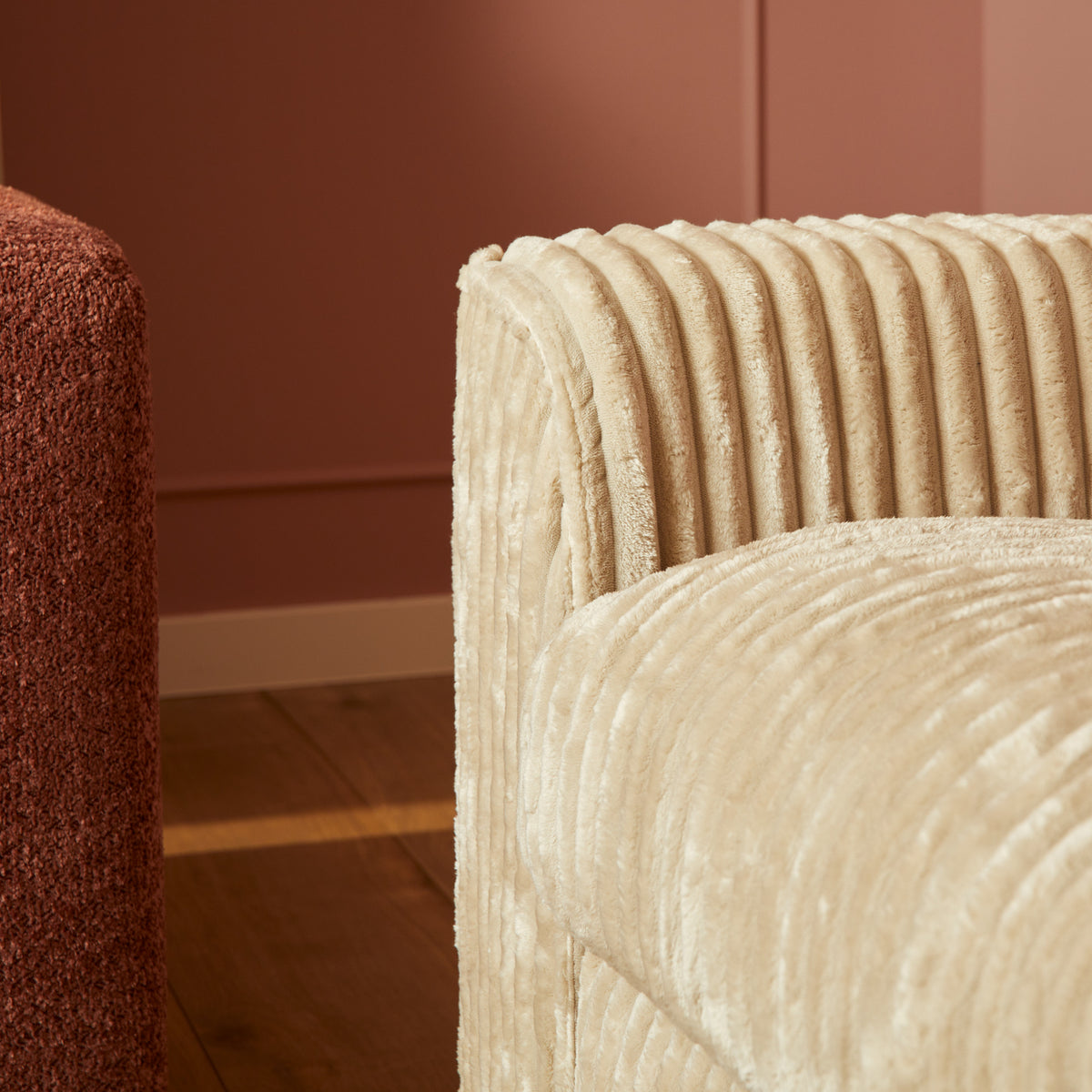 Beige teddy bankarm met ribstructuur, afgeronde hoek en zachte bekleding