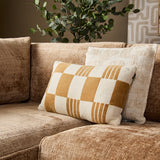 Hoekbank met beige teddystof en sierkussens, linker chaise met brede armleuning