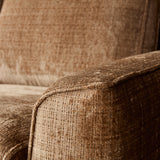 Hoekbankbekleding van beige teddygeweven stof met zichtbare textuur en stiknaden