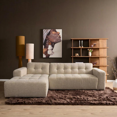 Beige hoekbank met chaise links en rechterarm, gestoffeerd met vierkante sierkussens