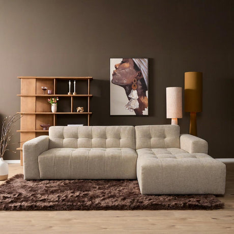 Beige hoekbank met chaise rechts, lage armleuningen en gestoffeerde zitting