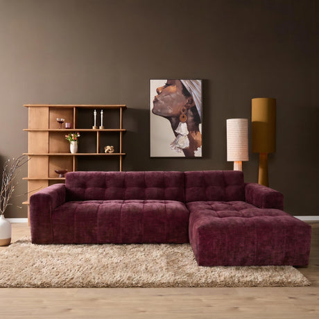 Paarse hoekbank met chaise rechts, velvet look, gestoffeerde rug- en zitkussens