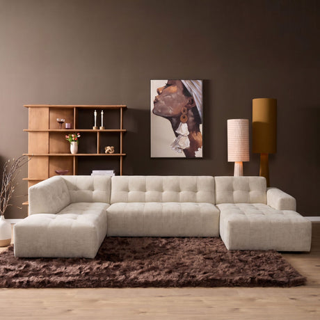 Beige U-bank met hoge rug, brede zitting en losse ottomane aan de rechterzijde
