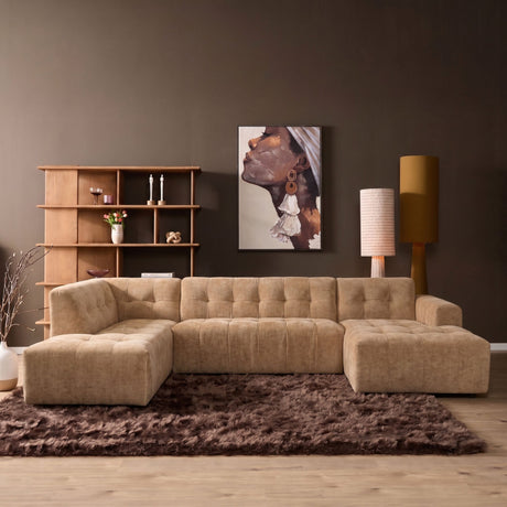 Camelkleurige hoekbank met chaise, gestoffeerd met knoopachtige rijen kussens