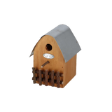 Landelijke houten nestkast met ronde ingang, metalen plaat en houten spijlen, lichtgrijs dak.