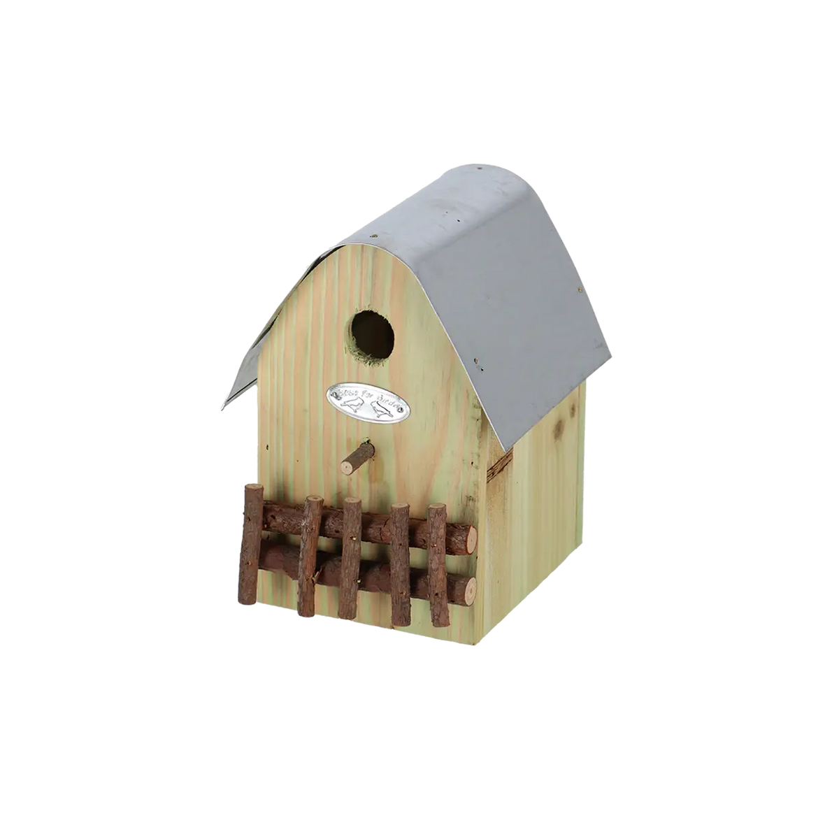 Landelijke houten nestkast met ronde ingang, metalen plaat en houten spijlen, grijs dak aan zijkant.
