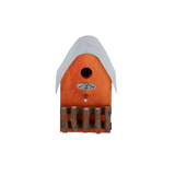 Landelijke houten nestkast met ronde ingang, metalen plaat en houten spijlen, oranje voorzijde.