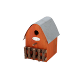 Landelijke houten nestkast met ronde ingang, metalen plaat en houten spijlen, oranje voorzijde.
