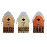 Set van drie landelijke houten nestkastjes met ronde ingang, metalen plaat en houten spijlen.