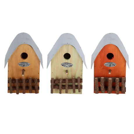 Set van drie landelijke houten nestkastjes met ronde ingang, metalen plaat en houten spijlen.