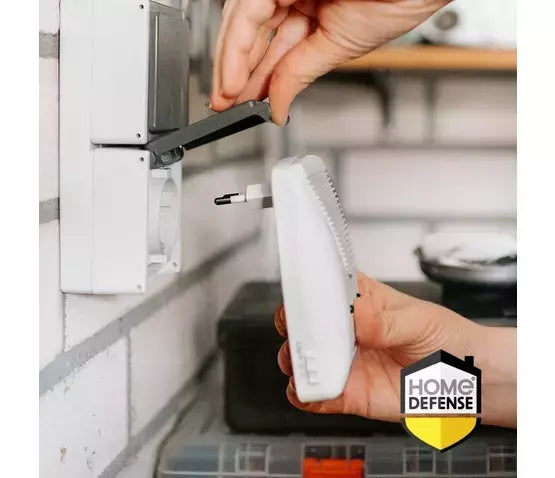 Muizen- en rattenverjager HOME DEFENSE® stekkerapparaat in hand bij keukenwand