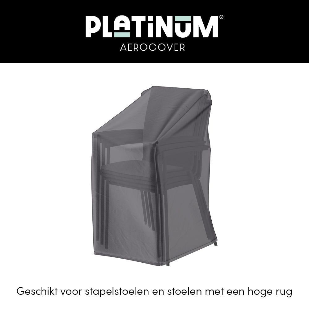Grijze stoelhoes over een stapelstoel met hoge rugleuning