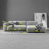 Lichtgrijze chaise longue bank met links uitstekende voetenbank en rugkussens.