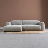Lichtgrijze chaise longue bank met links chaise, twee rugkussens en lange zitting.