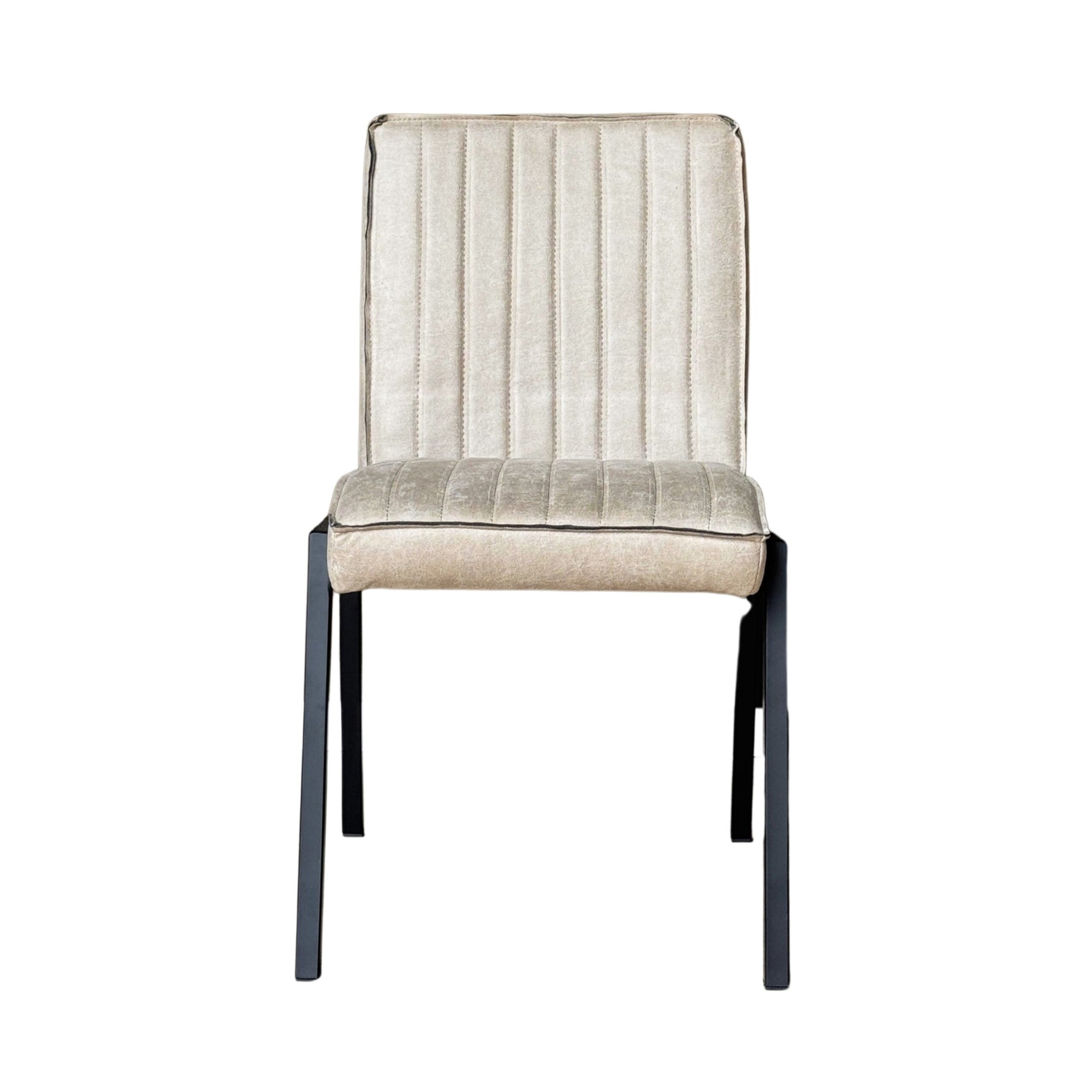 Beige gestoffeerde eetkamerstoel met hoge ribbelrugleuning, zitting, en donkere poten.