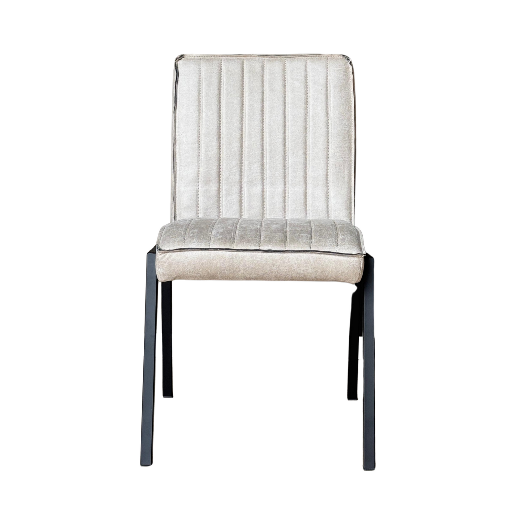 Beige gestoffeerde eetkamerstoel met hoge ribbelrugleuning, zitting en donkere poten.