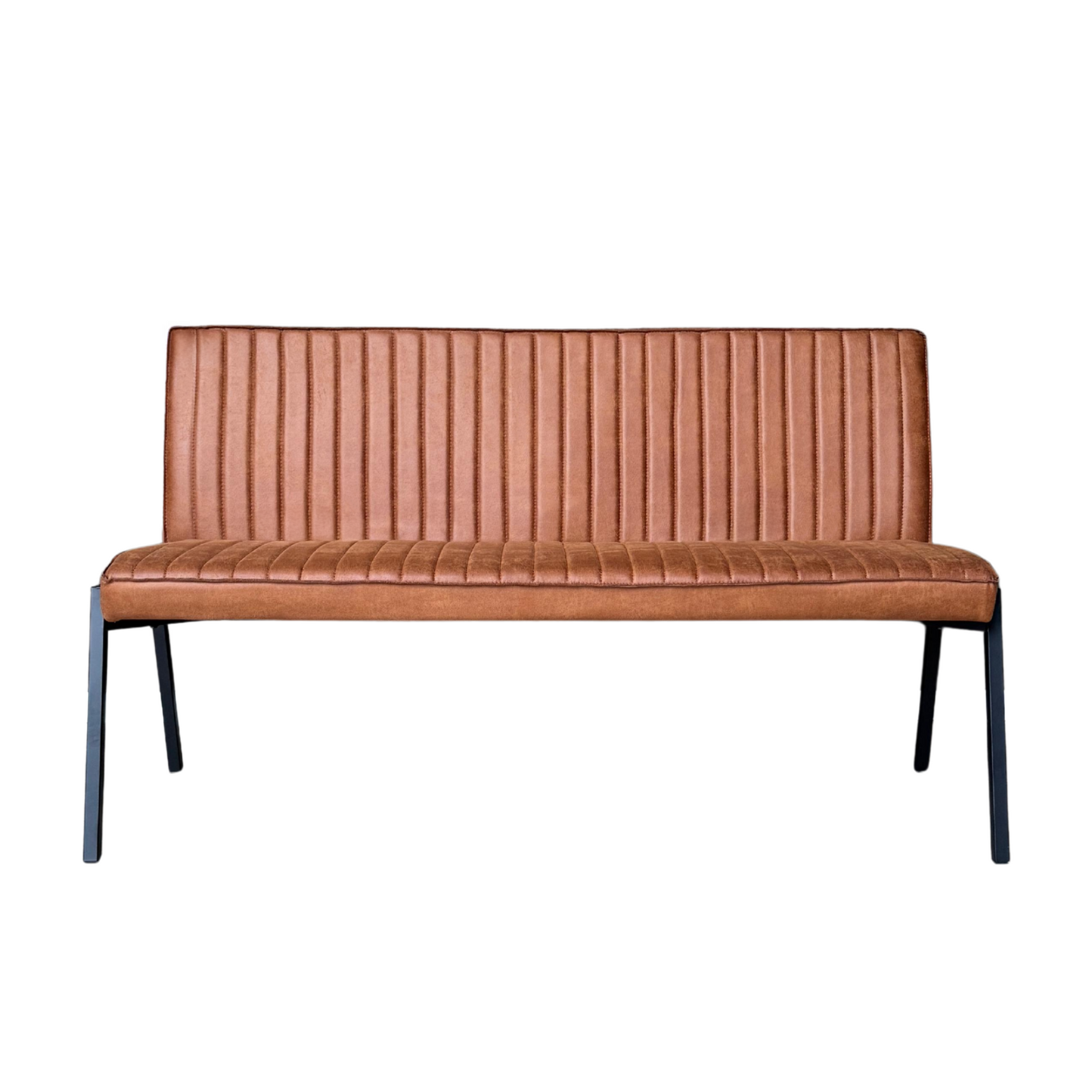 Cognac eetkamerbank met verticale ribbels in rugleuning, gevoerde zitting en zwarte poten.