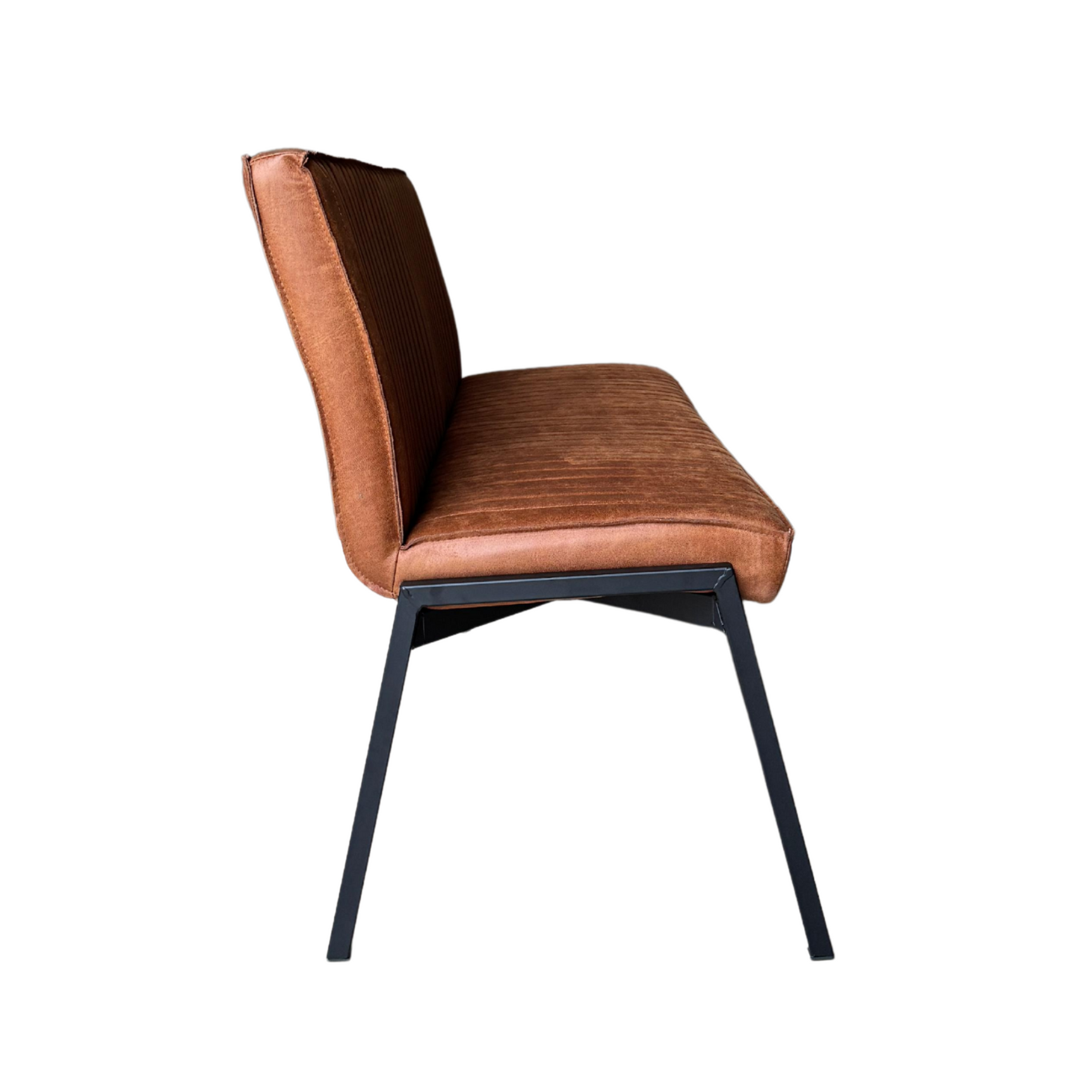 Cognac fauteuil met hoge rugleuning, gevoerde zitting en zwarte metalen poten.