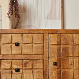Dressoirfront met ingelegde vakken en metalen knoppen, eikenkleurig hout.