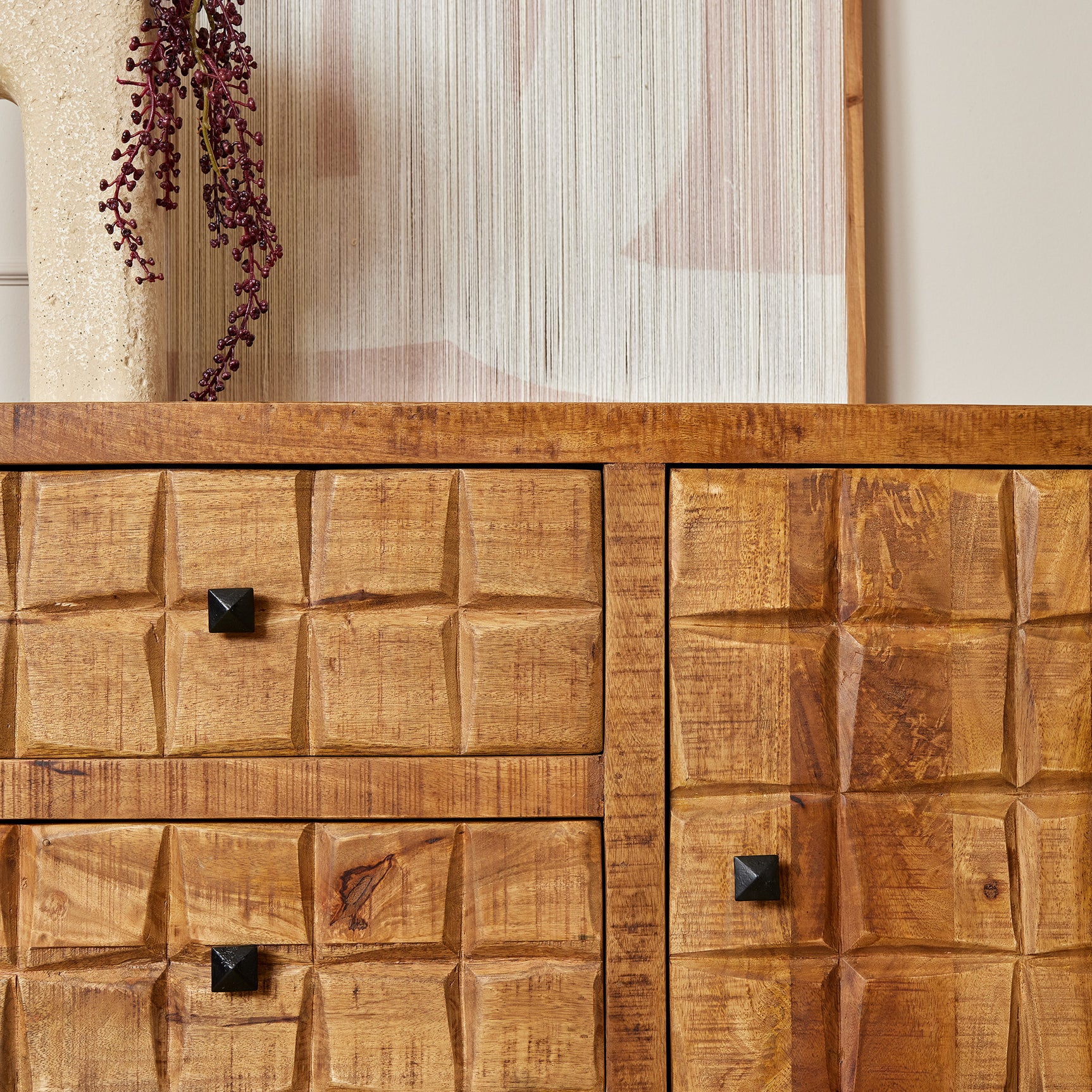 Dressoirfront met ingelegde vakken en metalen knoppen, eikenkleurig hout.