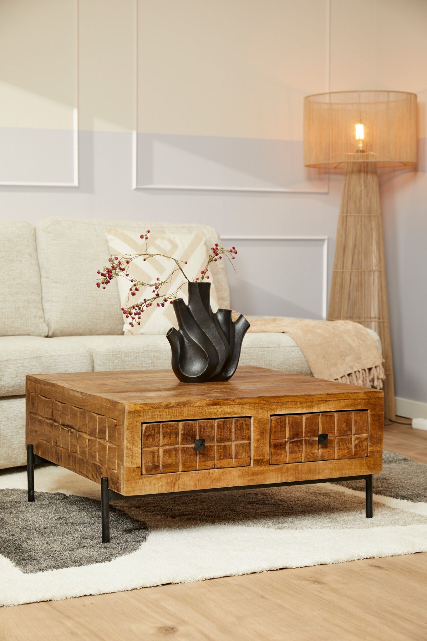 Houten salontafel met twee laden en zwarte pootjes