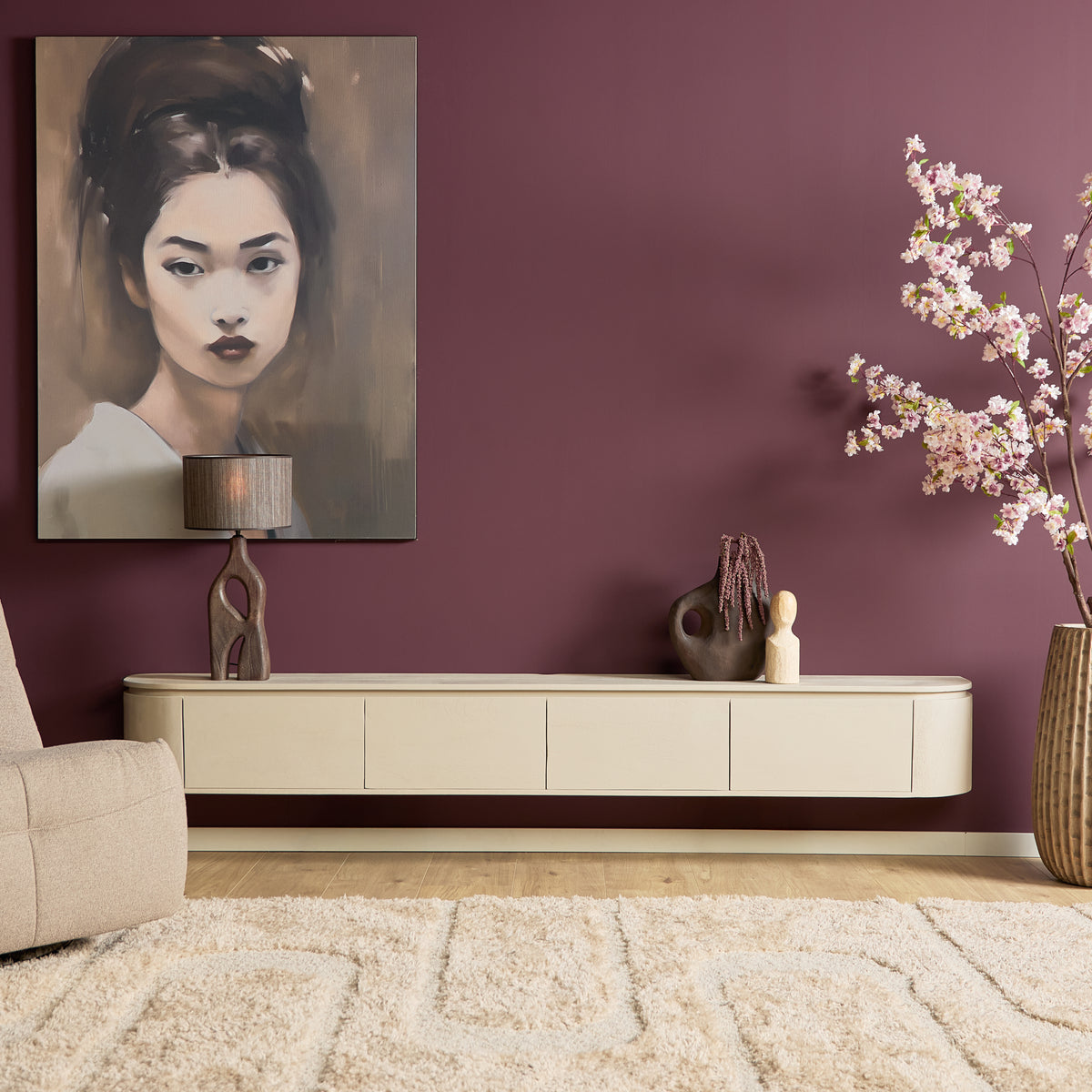 Zwevend tv-meubel met lang ladendek en vier fronten, beige/wit en strakke belijning