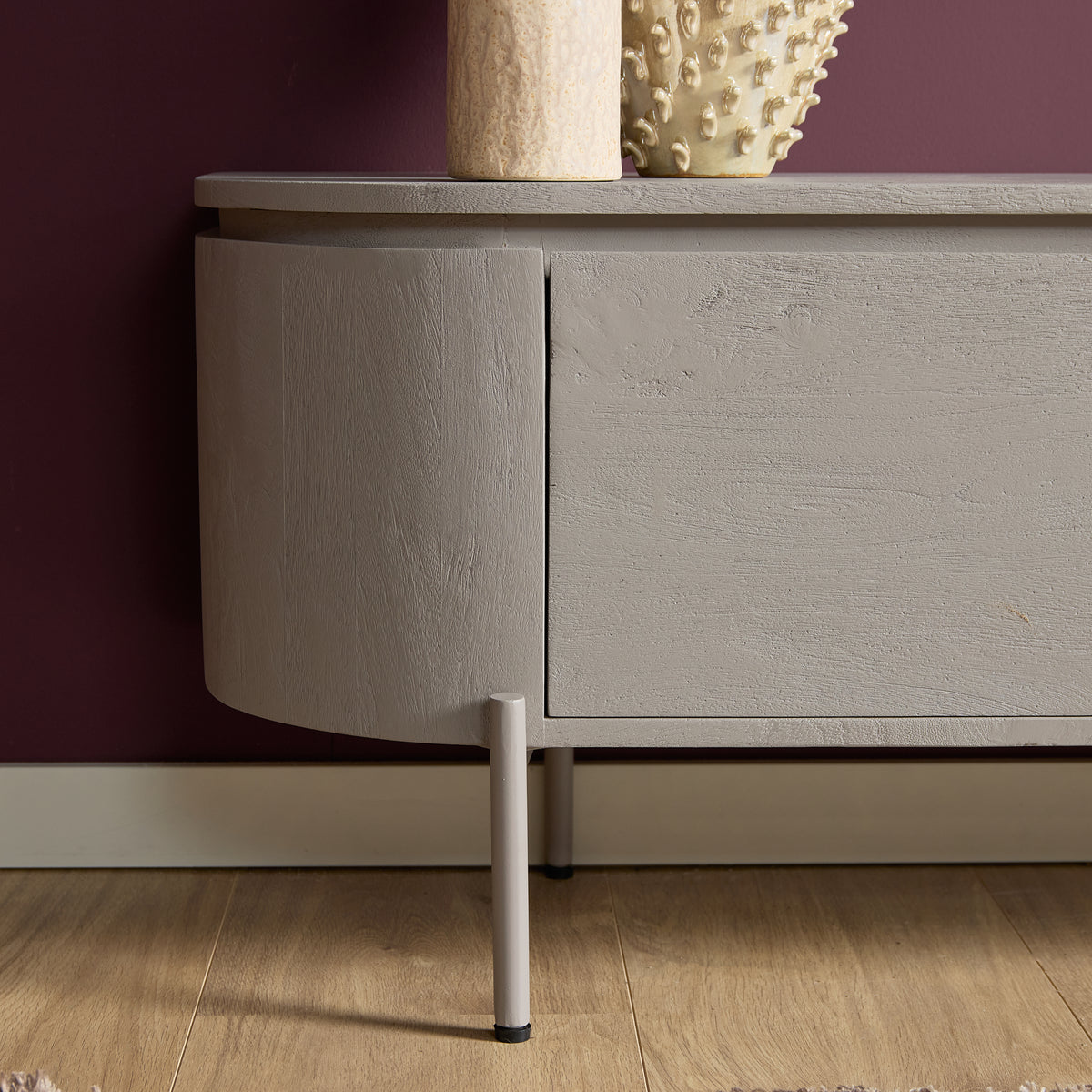 Zwevend tv-meubel close-up van ladefront en poot, beige/wit met subtiele nerf
