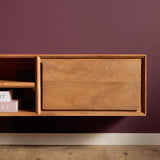 Zwevend tv-meubel van licht hout met open vak en gesloten frontpaneel, 120 cm.