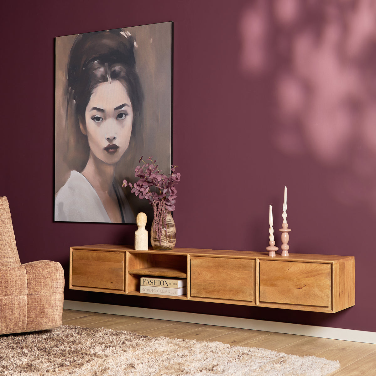 Zwevend tv-meubel licht hout met vier laden en open vak in het midden, 120 cm.