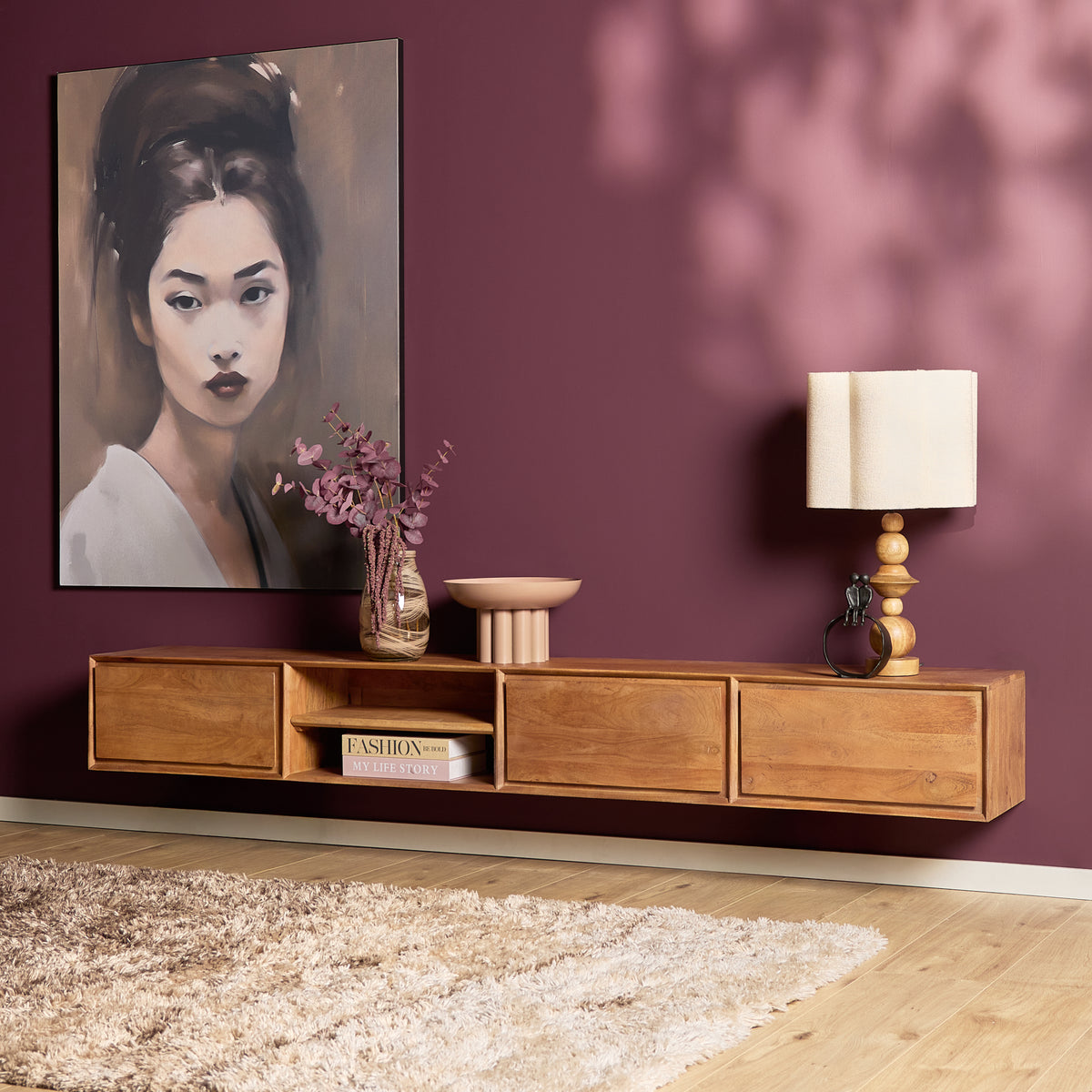 Zwevend tv-meubel van licht hout met 4 laden en open middenvak, 120 cm lang.