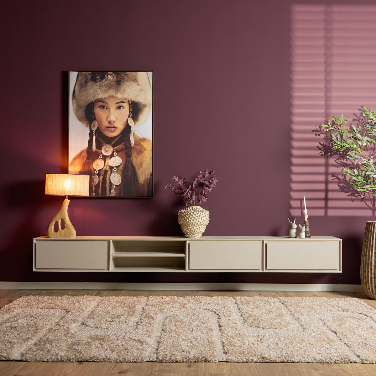 Zwevend tv-meubel naturel, front met twee deuren en open plank tussenin.