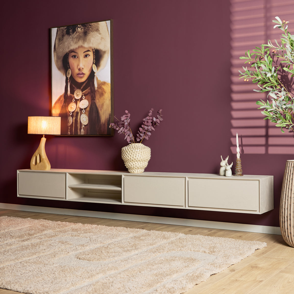 Zwevend tv-meubel naturel met open middenvak en twee deuren, 120 cm breed.