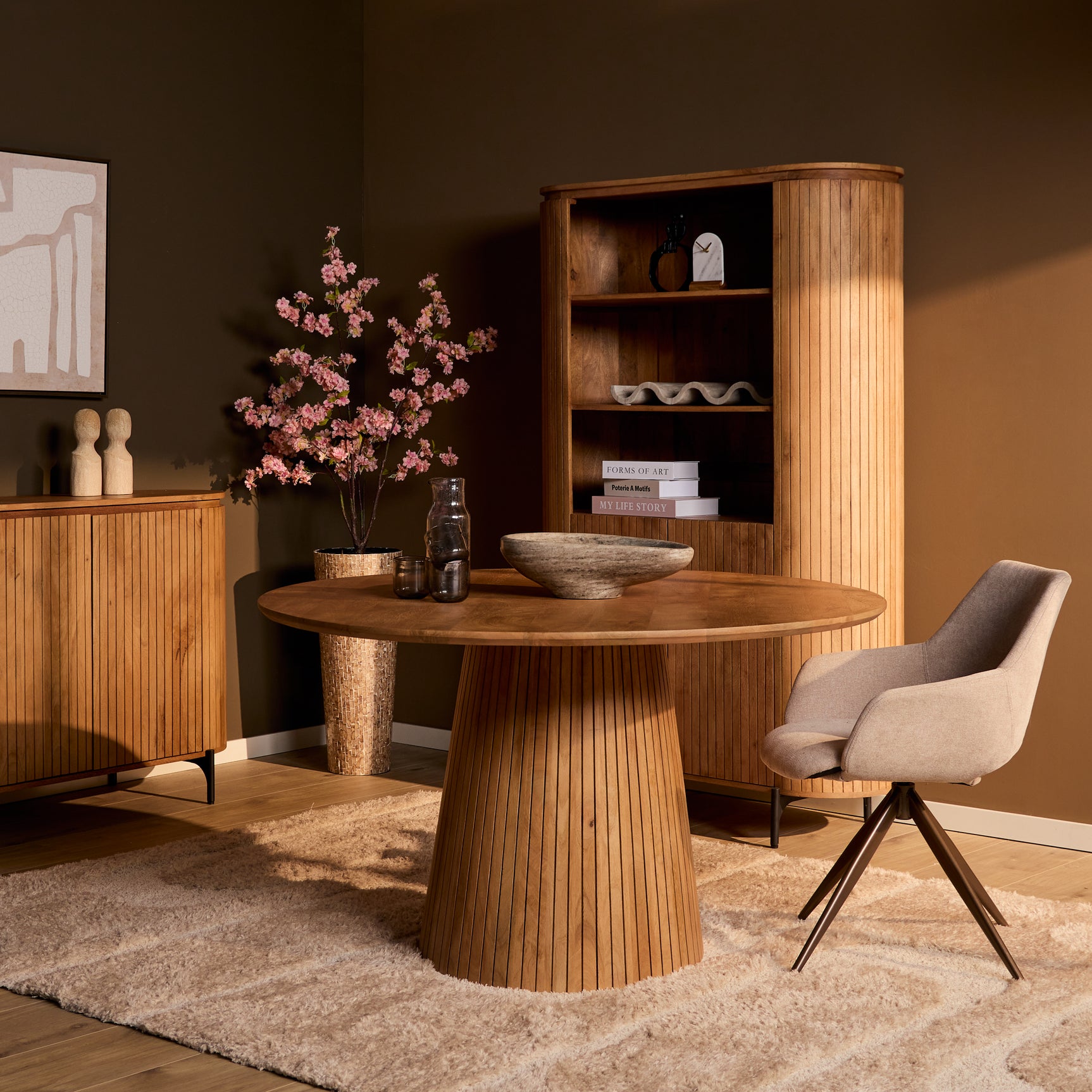Ronde eettafel met naturel houten blad en centrale ribbelsokkel, met bijpassende stoel