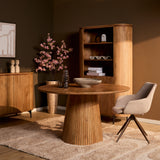 Ronde eettafel met naturel houtnerf blad en conische ribbelpoot