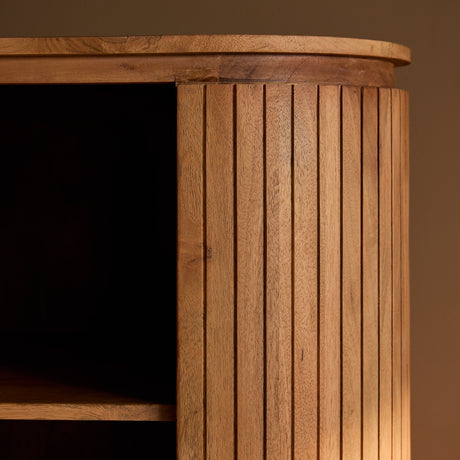 Close-up van houten wandkastzijde met verticale latten in naturel kleur.