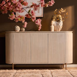 Dressoir met geribbelde witte frontpanelen en decoratie op de ronde bovenkant