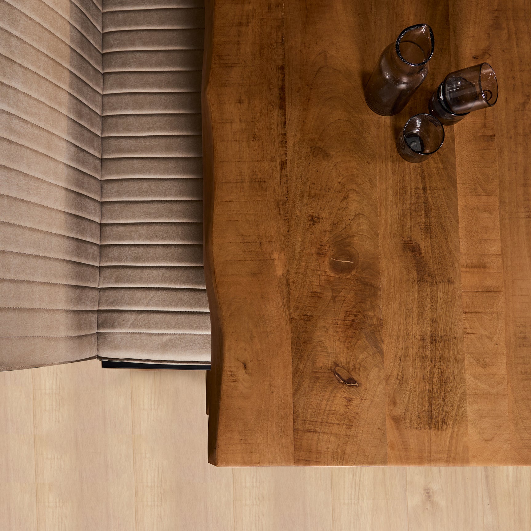 Boomstamtafel-uiteinde met massief houten blad en zichtbare houtnerf