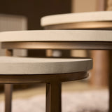 Salontafel met zandkleurig rond blad en donkerbruine rand en poot