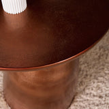 Koperbruin rond tafelblad met afgeronde rand en metalen basis, close-up