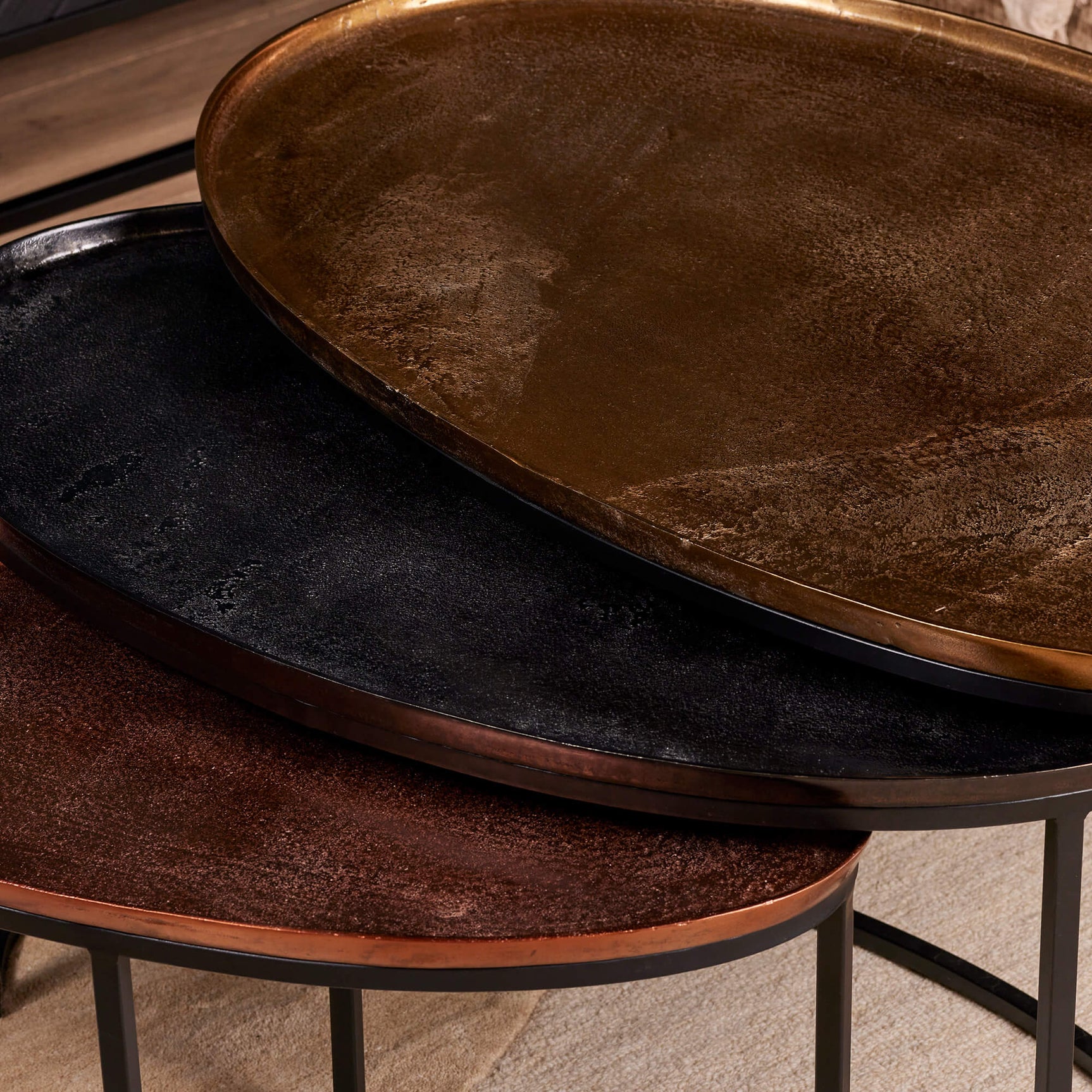 Rond bruin tafelblad met donkere rand en zwart metalen frame