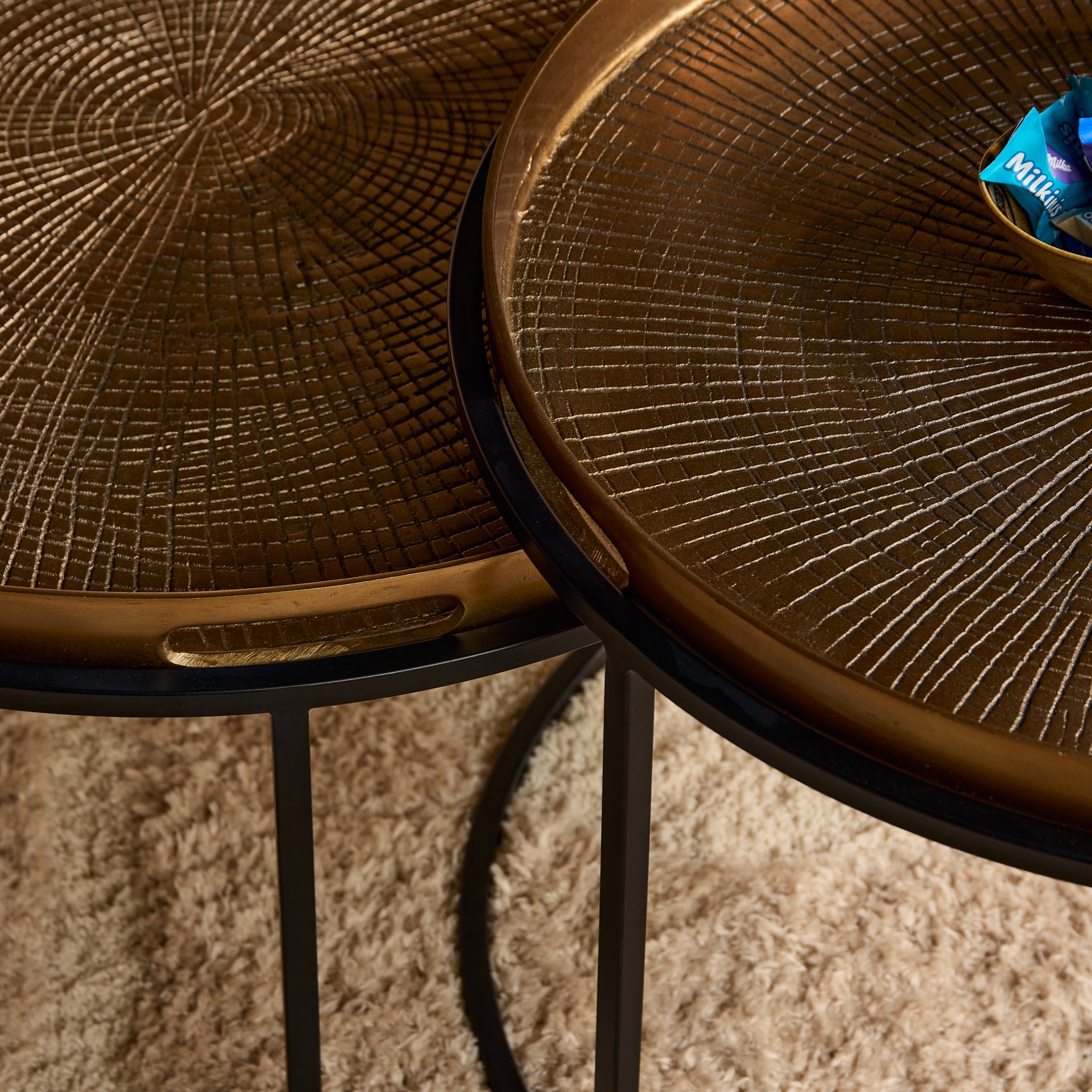 Rond salontafelblad met gegraveerd goudbruin patroon en zwarte metalen rand