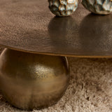 Ronde salontafel met donker goudkleurig blad en massieve bolvormige poot
