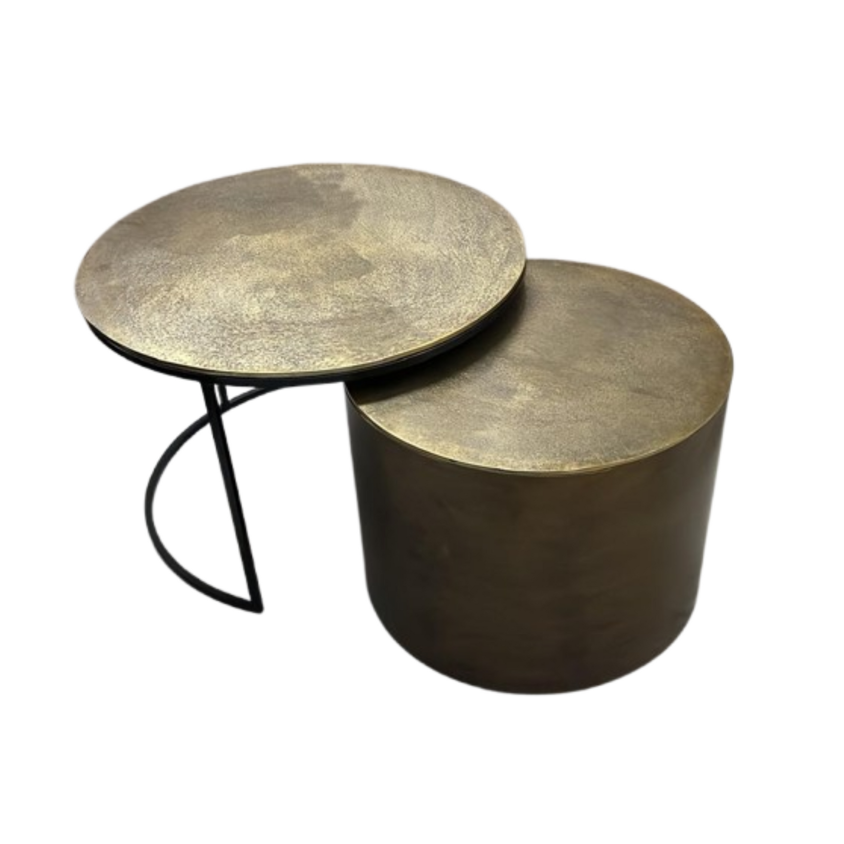 Set salontafels met twee ronde bladen; goudkleurig bovenblad op donkere ondertafel